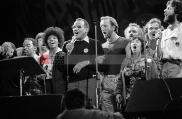 96-kuenstler-fuer-den-frieden-bochum-1982-091 | jovofoto | <a href=/confor2/?bld=70247&t=d&pst=70151&aid=23&dc=0113&i1=jovofoto><strong>Download Bild 70247...</strong></a> |