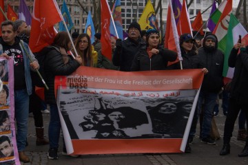 Frau, Leben, Freiheit - Demo 28.01.2023 in Köln | Manuela Hillekamps | <a href=/confor2/?bld=72576&t=d&pst=72551&aid=613&dc=1448&i1=Manuela%20Hillekamps><strong>Download Bild 72576...</strong></a> |