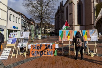 Gegen Israels Vorgehen im Gazastreifen - Mahnwache am 23. März 2024 in Göttingen | KPWittemann | <a href=/confor2/?bld=81261&t=d&pst=81256&aid=187&dc=1426&i1=KPWittemann><strong>Download Bild 81261...</strong></a> |