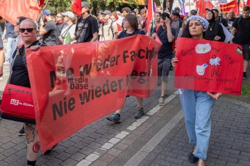 Großdemonstration “Gemeinsam Laut – Gesicht zeigen gegen Hass und Hetze” | redpicture | <a href=/confor2/?bld=82822&t=d&pst=82795&aid=81&dc=0645&i1=redpicture><strong>Download Bild 82822...</strong></a> |