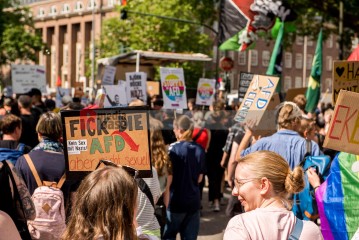 Laut - Bunt - Entschlossen! Protest gegen den Bundesparteitag der AfD in Essen | Christian Schneider | <a href=/confor2/?bld=83076&t=d&pst=82663&aid=615&dc=1324&i1=Christian%20Schneider><strong>Download Bild 83076...</strong></a> |