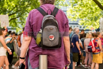 Laut - Bunt - Entschlossen! Protest gegen den Bundesparteitag der AfD in Essen | Christian Schneider | <a href=/confor2/?bld=83080&t=d&pst=82663&aid=615&dc=1324&i1=Christian%20Schneider><strong>Download Bild 83080...</strong></a> |