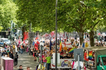 Laut - Bunt - Entschlossen! Protest gegen den Bundesparteitag der AfD in Essen | Christian Schneider | <a href=/confor2/?bld=83084&t=d&pst=82663&aid=615&dc=1324&i1=Christian%20Schneider><strong>Download Bild 83084...</strong></a> |