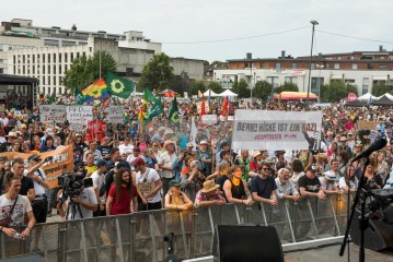 Laut - Bunt - Entschlossen! Protest gegen den Bundesparteitag der AfD in Essen | Christian Schneider | <a href=/confor2/?bld=83094&t=d&pst=82663&aid=615&dc=1325&i1=Christian%20Schneider><strong>Download Bild 83094...</strong></a> |