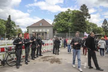 80. Jahrestag der Befreiung -Veranstaltung am Museum Berlin Karl | Rudi Denner/R-mediabase | <a href=/confor2/?bld=94344&t=d&pst=94339&aid=86&dc=1332&i1=Rudi%20Denner/R-mediabase><strong>Download Bild 94344...</strong></a> |
