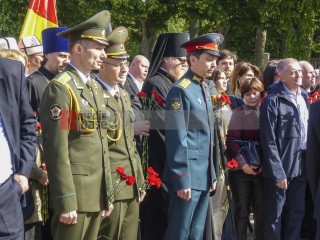 80. Jahrestag der Befreiung - Gedenken am sowjetischen Ehrenmal | Rudi Denner/R-mediabase | <a href=/confor2/?bld=94397&t=d&pst=94374&aid=86&dc=1343&i1=Rudi%20Denner/R-mediabase><strong>Download Bild 94397...</strong></a> |