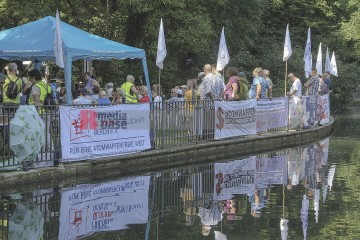 Gedenkveranstaltung zum 80igsten Jahrestag von Hiroshima und Nag | Rudi Denner/R-mediabase | <a href=/confor2/?bld=95158&t=d&pst=95153&aid=86&dc=2118&i1=Rudi%20Denner/R-mediabase><strong>Download Bild 95158...</strong></a> |