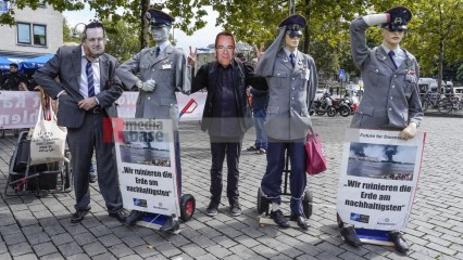 Zum Antikriegstag 2025 in Köln: Frieden schaffen, Aufrüstung s | jovofoto | <a href=/confor2/?bld=95448&t=d&pst=95437&aid=23&dc=1535&i1=jovofoto><strong>Download Bild 95448...</strong></a> |