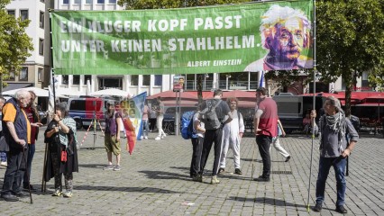 Zum Antikriegstag 2025 in Köln: Frieden schaffen, Aufrüstung s | jovofoto | <a href=/confor2/?bld=95453&t=d&pst=95437&aid=23&dc=1535&i1=jovofoto><strong>Download Bild 95453...</strong></a> |