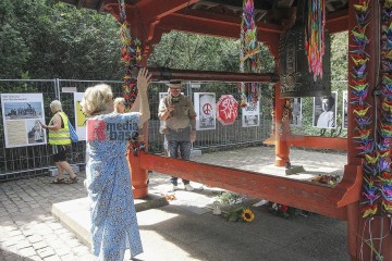 Gedenkveranstaltung zum 80igsten Jahrestag von Hiroshima und Nag | Rudi Denner/R-mediabase | <a href=/confor2/?bld=95174&t=d&pst=95153&aid=86&dc=2119&i1=Rudi%20Denner/R-mediabase><strong>Download Bild 95174...</strong></a> |