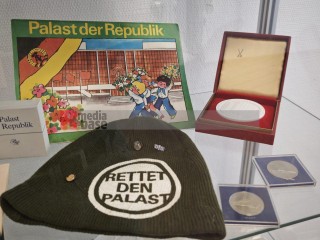 Ausstellung zum 50. Jahrestag der Palasteröffnung Palast der Republik | sabineschefferberlin | <a href=/confor2/?bld=100238&t=d&pst=&aid=802&dc=1709&i1=sabineschefferberlin><strong>Download Bild 100238...</strong></a> |