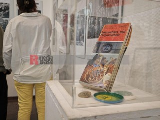 Ausstellung zum 50. Jahrestag der Palasteröffnung Palast der Republik | sabineschefferberlin | <a href=/confor2/?bld=100241&t=d&pst=&aid=802&dc=1709&i1=sabineschefferberlin><strong>Download Bild 100241...</strong></a> |