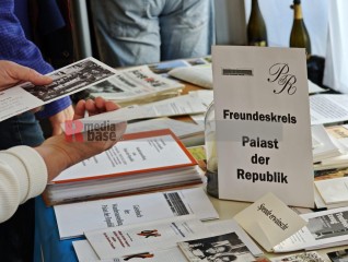 Ausstellung zum 50. Jahrestag der Palasteröffnung Palast der Republik | sabineschefferberlin | <a href=/confor2/?bld=100245&t=d&pst=&aid=802&dc=1711&i1=sabineschefferberlin><strong>Download Bild 100245...</strong></a> |