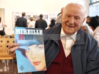 Ausstellung zum 50. Jahrestag der Palasteröffnung Palast der Republik | sabineschefferberlin | <a href=/confor2/?bld=100256&t=d&pst=&aid=802&dc=1714&i1=sabineschefferberlin><strong>Download Bild 100256...</strong></a> |