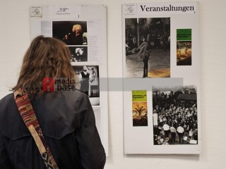 Ausstellung zum 50. Jahrestag der Palasteröffnung Palast der Republik | sabineschefferberlin | <a href=/confor2/?bld=100260&t=d&pst=&aid=802&dc=1715&i1=sabineschefferberlin><strong>Download Bild 100260...</strong></a> |