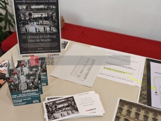 Ausstellung zum 50. Jahrestag der Palasteröffnung Palast der Republik | sabineschefferberlin | <a href=/confor2/?bld=100263&t=d&pst=&aid=802&dc=1715&i1=sabineschefferberlin><strong>Download Bild 100263...</strong></a> |