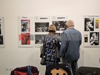 Ausstellung zum 50. Jahrestag der Palasteröffnung Palast der Republik | sabineschefferberlin | <a href=/confor2/?bld=100264&t=d&pst=&aid=802&dc=1716&i1=sabineschefferberlin><strong>Download Bild 100264...</strong></a> |