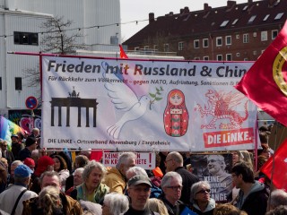 Ostermarsch 2023, Hamburg, Die Linke | grueter/r-mediabase | <a href=/confor2/?bld=74997&t=d&pst=75016&aid=575&dc=1258&i1=grueter/r-mediabase><strong>Download Bild 74997...</strong></a> |