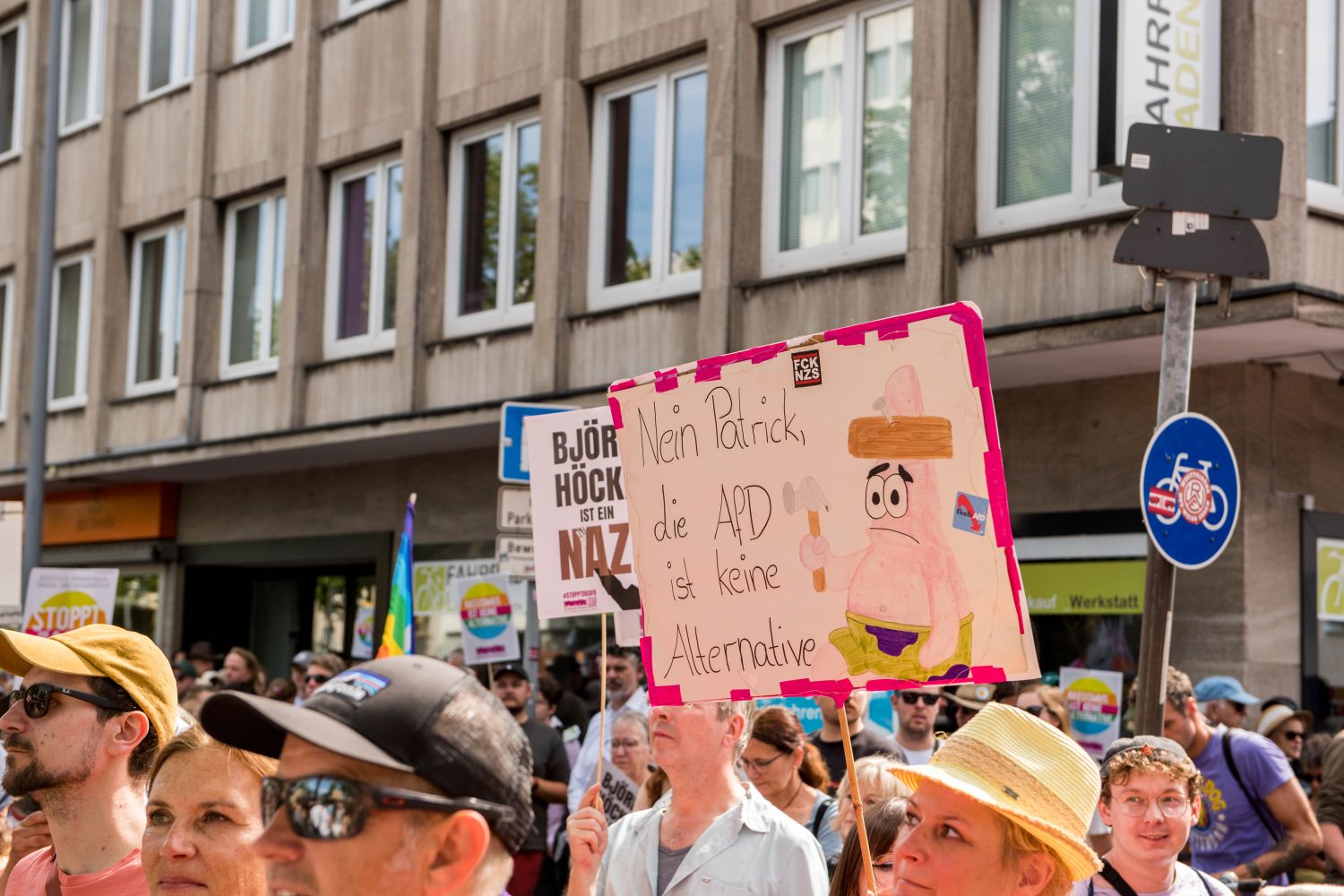 Laut - Bunt - Entschlossen! Protest gegen den Bundesparteitag der AfD in Essen <i>Bild Christian Schneider/R-mediabase</i> <br><a href=/confor2/?bld=82696&pst=82663&aid=615&dc=1039&i1=Christian%20Schneider/R-mediabase><strong>Downloadanfrage</strong></a>  