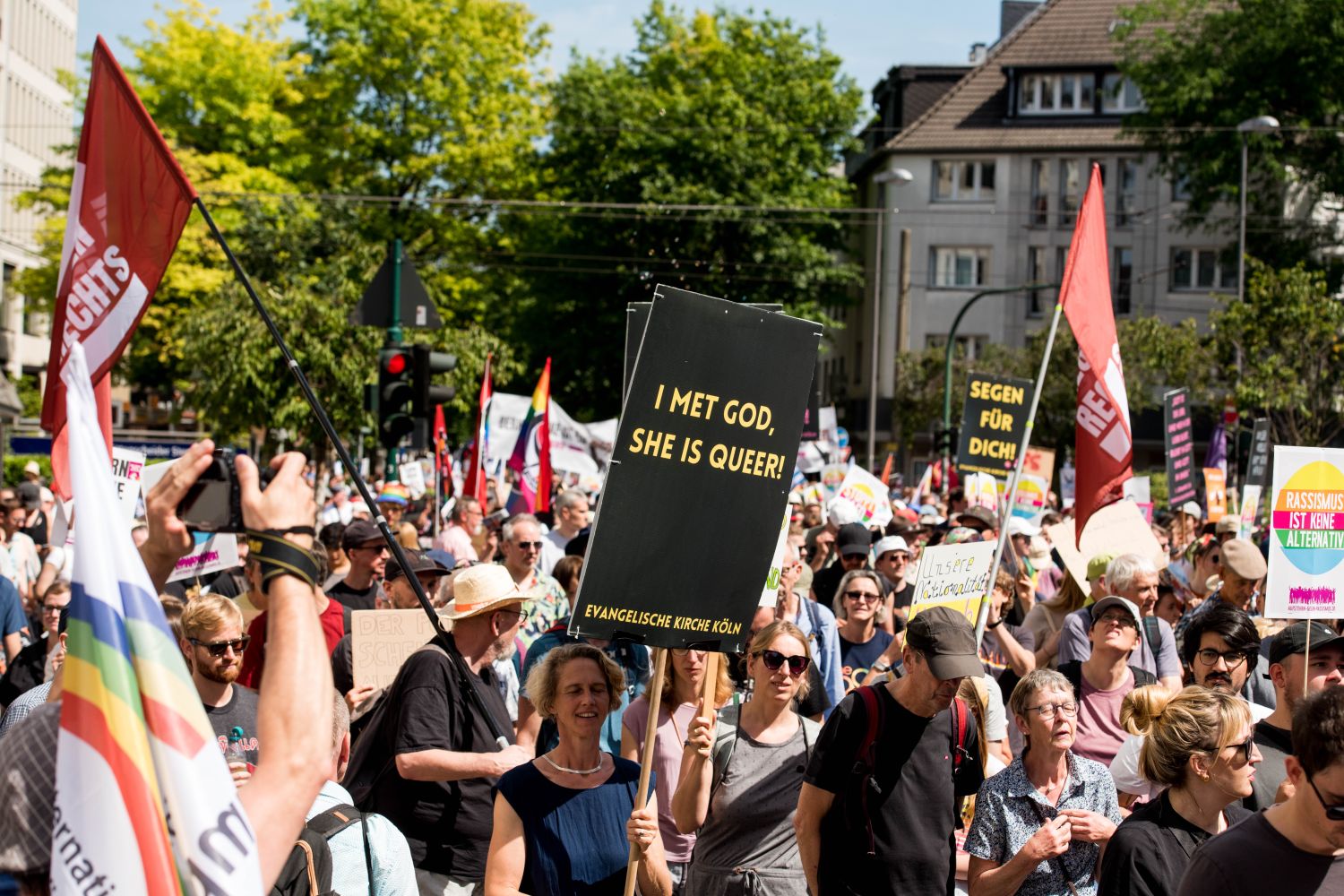 Laut - Bunt - Entschlossen! Protest gegen den Bundesparteitag der AfD in Essen <i>Bild Christian Schneider/R-mediabase</i> <br><a href=/confor2/?bld=82712&pst=82663&aid=615&dc=1133&i1=Christian%20Schneider/R-mediabase><strong>Downloadanfrage</strong></a>  