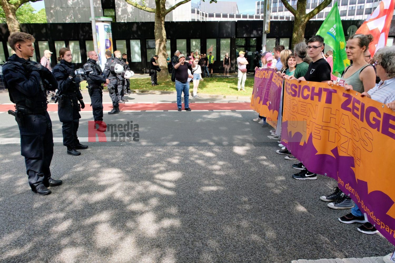 Protest gegen den AfD Parteitag in Essen <i>Bild Bitzel/R-mediabase</i> <br><a href=/confor2/?bld=82761&pst=82745&aid=70&dc=0938&i1=Bitzel/R-mediabase><strong>Downloadanfrage</strong></a>  