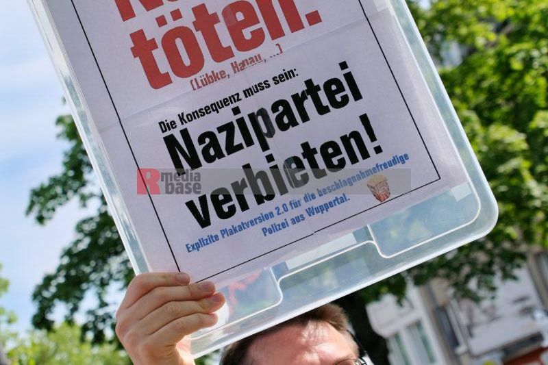 Protest gegen den AfD Parteitag in Essen <i>Bild Bitzel/R-mediabase</i> <br><a href=/confor2/?bld=82764&pst=82745&aid=70&dc=0949&i1=Bitzel/R-mediabase><strong>Downloadanfrage</strong></a>  