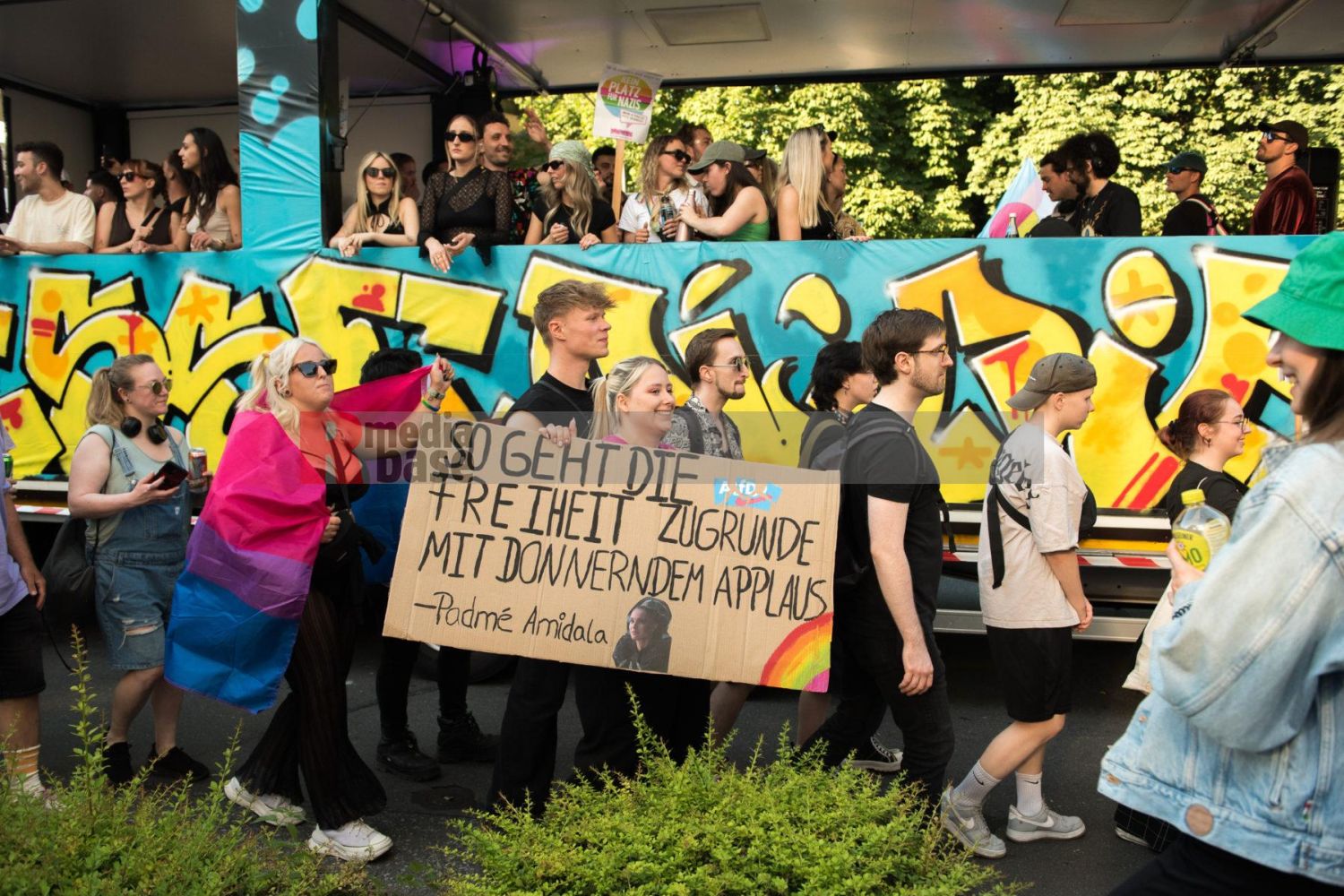 Laut - Bunt - Entschlossen! Protest gegen den Bundesparteitag der AfD in Essen <i>Bild Christian Schneider/R-mediabase</i> <br><a href=/confor2/?bld=83030&pst=82663&aid=615&dc=1321&i1=Christian%20Schneider/R-mediabase><strong>Downloadanfrage</strong></a>  