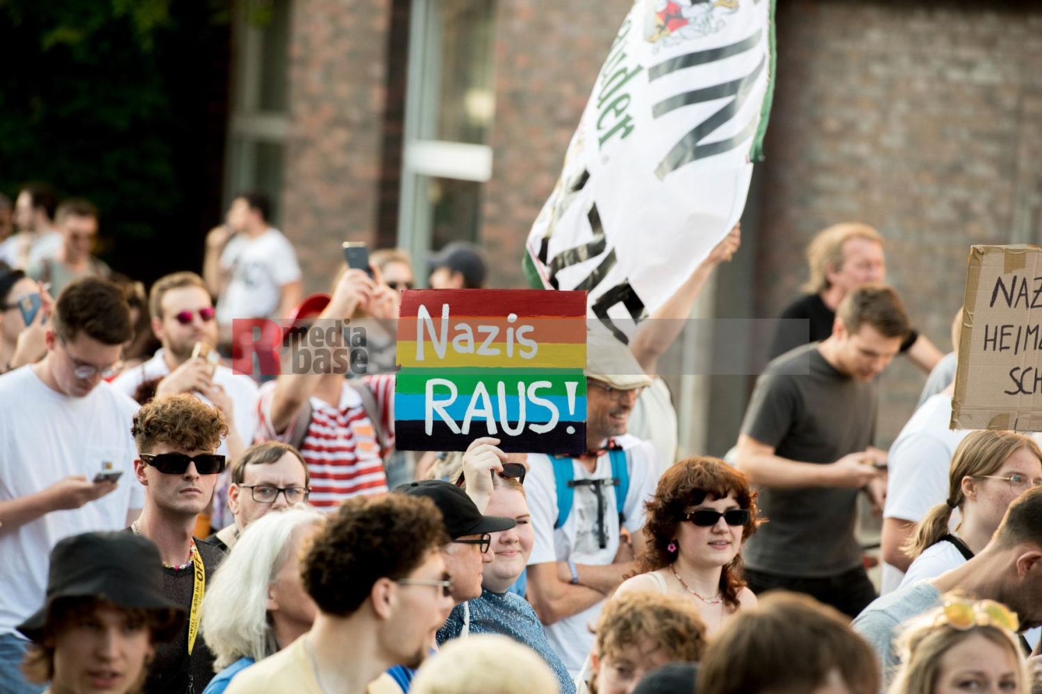 Laut - Bunt - Entschlossen! Protest gegen den Bundesparteitag der AfD in Essen <i>Bild Christian Schneider/R-mediabase</i> <br><a href=/confor2/?bld=83031&pst=82663&aid=615&dc=1321&i1=Christian%20Schneider/R-mediabase><strong>Downloadanfrage</strong></a>  