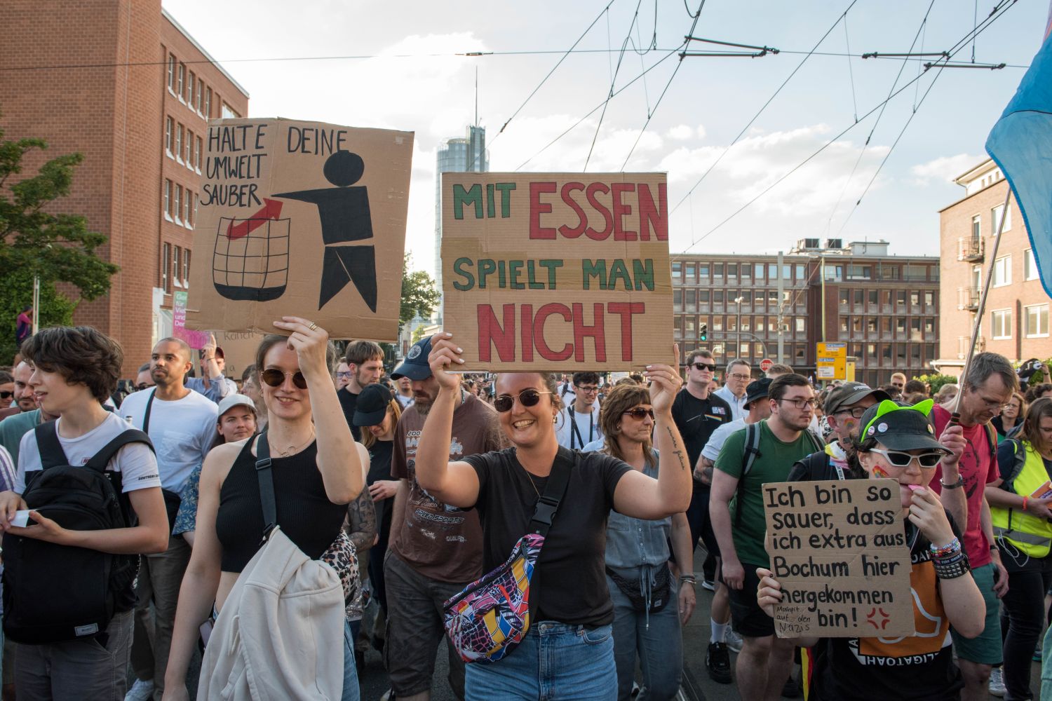Laut - Bunt - Entschlossen! Protest gegen den Bundesparteitag der AfD in Essen <i>Bild Christian Schneider/R-mediabase</i> <br><a href=/confor2/?bld=82896&pst=82663&aid=615&dc=1951&i1=Christian%20Schneider/R-mediabase><strong>Downloadanfrage</strong></a>  
