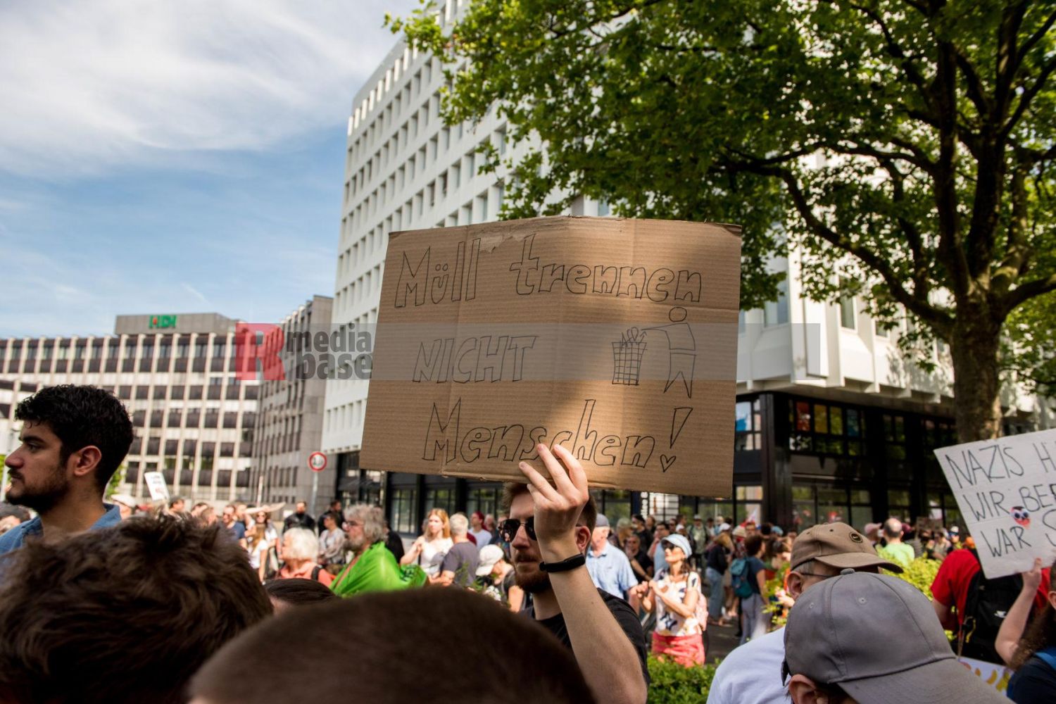 Laut - Bunt - Entschlossen! Protest gegen den Bundesparteitag der AfD in Essen <i>Bild Christian Schneider/R-mediabase</i> <br><a href=/confor2/?bld=83072&pst=82663&aid=615&dc=1324&i1=Christian%20Schneider/R-mediabase><strong>Downloadanfrage</strong></a>  