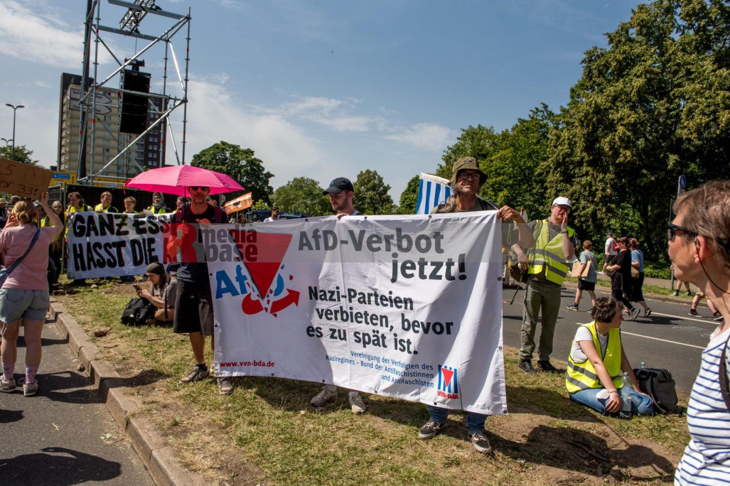 Laut - Bunt - Entschlossen! Protest gegen den Bundesparteitag der AfD in Essen <i>Bild Christian Schneider/R-mediabase</i> <br><a href=/confor2/?bld=83090&pst=82663&aid=615&dc=1325&i1=Christian%20Schneider/R-mediabase><strong>Downloadanfrage</strong></a>  