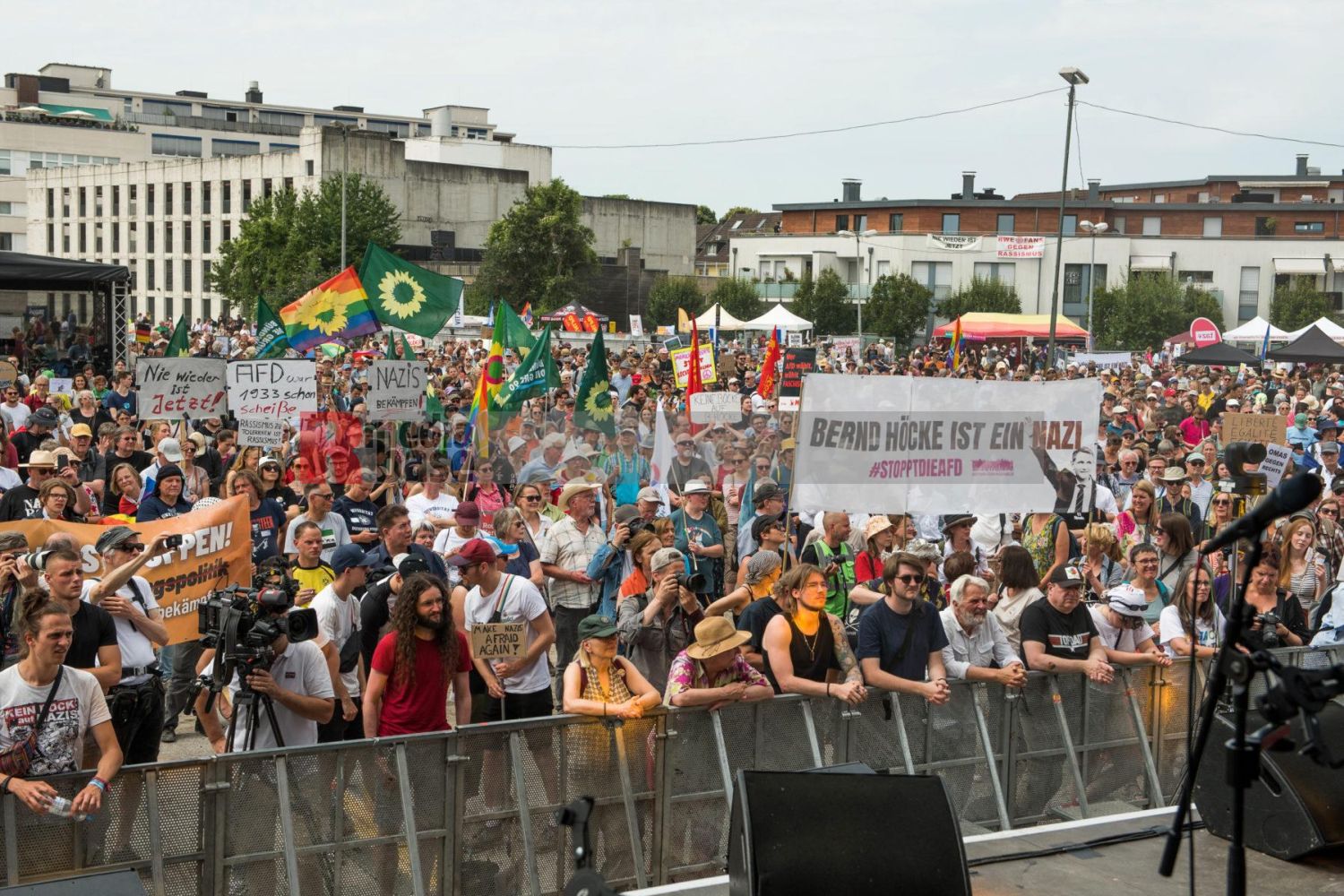 Laut - Bunt - Entschlossen! Protest gegen den Bundesparteitag der AfD in Essen <i>Bild Christian Schneider/R-mediabase</i> <br><a href=/confor2/?bld=83094&pst=82663&aid=615&dc=1325&i1=Christian%20Schneider/R-mediabase><strong>Downloadanfrage</strong></a>  