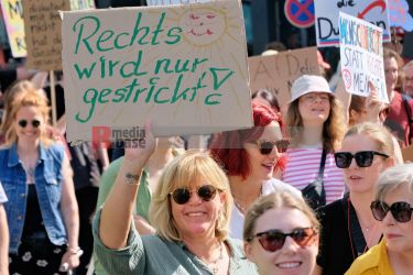 Protest gegen den AfD Parteitag in Essen <i>Bild Bitzel/R-mediabase</i> <br><a href=/confor2/?bld=82748&pst=82745&aid=70&dc=0906&i1=Bitzel/R-mediabase><strong>Downloadanfrage</strong></a>  