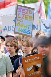 Protest gegen den AfD Parteitag in Essen <i>Bild Bitzel/R-mediabase</i> <br><a href=/confor2/?bld=82756&pst=82745&aid=70&dc=0932&i1=Bitzel/R-mediabase><strong>Downloadanfrage</strong></a>  