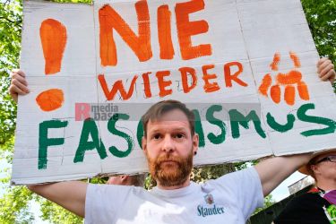 Protest gegen den AfD Parteitag in Essen <i>Bild Bitzel/R-mediabase</i> <br><a href=/confor2/?bld=82766&pst=82745&aid=70&dc=0955&i1=Bitzel/R-mediabase><strong>Downloadanfrage</strong></a>  
