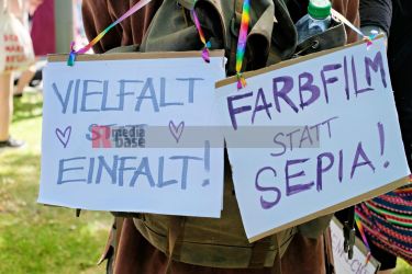 Protest gegen den AfD Parteitag in Essen <i>Bild Bitzel/R-mediabase</i> <br><a href=/confor2/?bld=82768&pst=82745&aid=70&dc=0956&i1=Bitzel/R-mediabase><strong>Downloadanfrage</strong></a>  