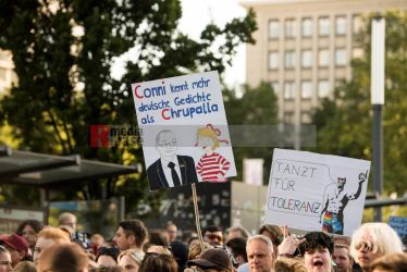 Laut - Bunt - Entschlossen! Protest gegen den Bundesparteitag der AfD in Essen <i>Bild Christian Schneider/R-mediabase</i> <br><a href=/confor2/?bld=83022&pst=82663&aid=615&dc=1321&i1=Christian%20Schneider/R-mediabase><strong>Downloadanfrage</strong></a>  