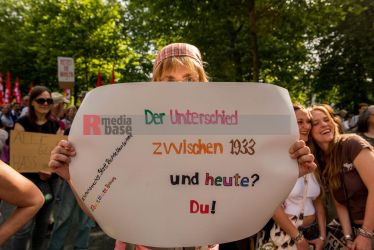 Laut - Bunt - Entschlossen! Protest gegen den Bundesparteitag der AfD in Essen <i>Bild Christian Schneider/R-mediabase</i> <br><a href=/confor2/?bld=83060&pst=82663&aid=615&dc=1323&i1=Christian%20Schneider/R-mediabase><strong>Downloadanfrage</strong></a>  