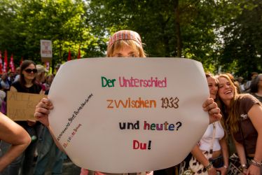 Laut - Bunt - Entschlossen! Protest gegen den Bundesparteitag der AfD in Essen <i>Bild Christian Schneider/R-mediabase</i> <br><a href=/confor2/?bld=82920&pst=82663&aid=615&dc=1008&i1=Christian%20Schneider/R-mediabase><strong>Downloadanfrage</strong></a>  