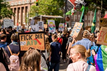 Laut - Bunt - Entschlossen! Protest gegen den Bundesparteitag der AfD in Essen <i>Bild Christian Schneider/R-mediabase</i> <br><a href=/confor2/?bld=82939&pst=82663&aid=615&dc=1057&i1=Christian%20Schneider/R-mediabase><strong>Downloadanfrage</strong></a>  