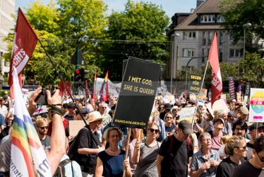 Laut - Bunt - Entschlossen! Protest gegen den Bundesparteitag der AfD in Essen <i>Bild Christian Schneider/R-mediabase</i> <br><a href=/confor2/?bld=83086&pst=82663&aid=615&dc=1324&i1=Christian%20Schneider/R-mediabase><strong>Downloadanfrage</strong></a>  