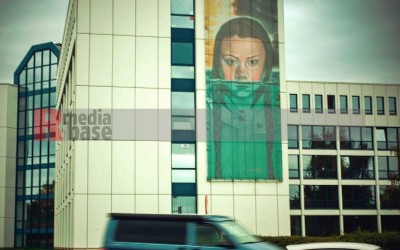  Die Wirtschaft hat die Notwendigkeit erkannt. Kopie der britischen Straßenkünstlerin Jody Thomas zeigt Greta Thunberg, das Wasser bis Unterkante-Oberlippe. Es hängt an einem Bürogebäude in Dortmund. Das Originalbild hängt an an einer Fabrik in Bristol. | Bildrechte  Hans-Dieter Hey | <strong>Bild</strong> 59905  <a href=/confor/?bld=59905&pst=59856>anfragen</a> | <strong>Galerie</strong> 59856  <a href=/gezielte-bildersuche/?sk=59856>anzeigen</a> | <strong>Beitrag</strong>  <a href=/?page_id=59856>anzeigen</a>