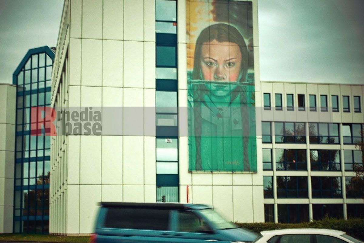 Die Wirtschaft hat die Notwendigkeit erkannt. Kopie der britischen Straßenkünstlerin Jody Thomas zeigt Greta Thunberg, das Wasser bis Unterkante-Oberlippe. Es hängt an einem Bürogebäude in Dortmund. Das Originalbild hängt an an einer Fabrik in Bristol. <i>Bild Hans-Dieter Hey/R-mediabase</i> <br><a href=/confor2/?bld=59905&pst=59856&aid=14&dc=1718&i1=Hans-Dieter%20Hey/R-mediabase>Anfrage Download Bild 59905</a>  <a href=/wp-admin/post.php?post=59905&action=edit> / Edit</a><br><a href=/?p=59856>Zum Beitrag 59856</a>