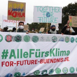 Klimaprotest in Berlin nach der Bundestagswahl <i>Bild 59878 fotopaula</i><br><a href=/confor2/?bld=59878&pst=59856&aid=225>Download (Anfrage)</a>  /  <a href=/?page_id=59856#jig2>zur Galerie</a>