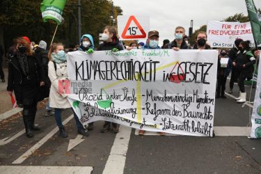 Klimaprotest in Berlin nach der Bundestagswahl <i>Bild fotopaula/R-mediabase</i> <br><a href=/confor2/?bld=59879&pst=59856&aid=225&i1=fotopaula/R-mediabase>Download Bild 59879</a>  <br><a href=/?p=59856>Zum Beitrag 59856</a>
