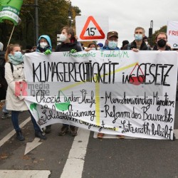Klimaprotest in Berlin nach der Bundestagswahl <i>Bild 59879 fotopaula</i><br><a href=/confor2/?bld=59879&pst=59856&aid=225>Download (Anfrage)</a>  /  <a href=/?page_id=59856#jig2>zur Galerie</a>