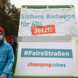 Klimaprotest in Berlin nach der Bundestagswahl <i>Bild 59880 fotopaula</i><br><a href=/confor2/?bld=59880&pst=59856&aid=225>Download (Anfrage)</a>  /  <a href=/?page_id=59856#jig2>zur Galerie</a>
