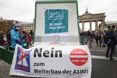 Klimaprotest in Berlin nach der Bundestagswahl <i>Bild fotopaula/R-mediabase</i> <br><a href=/confor2/?bld=59881&pst=59856&aid=225&i1=fotopaula/R-mediabase>Download Bild 59881</a>  <br><a href=/?p=59856>Zum Beitrag 59856</a>
