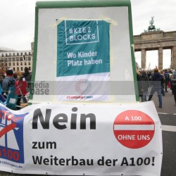 Klimaprotest in Berlin nach der Bundestagswahl <i>Bild 59881 fotopaula</i><br><a href=/confor2/?bld=59881&pst=59856&aid=225>Download (Anfrage)</a>  /  <a href=/?page_id=59856#jig2>zur Galerie</a>