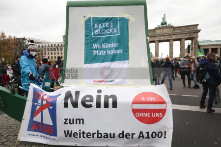 Klimaprotest in Berlin nach der Bundestagswahl <i>Bild 59881 fotopaula</i><br><a href=/email-download/?bld=59881><strong>DirektDownload</strong></a>